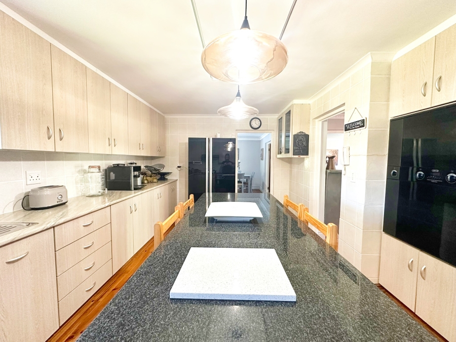 5 Bedroom Property for Sale in The Island Western Cape